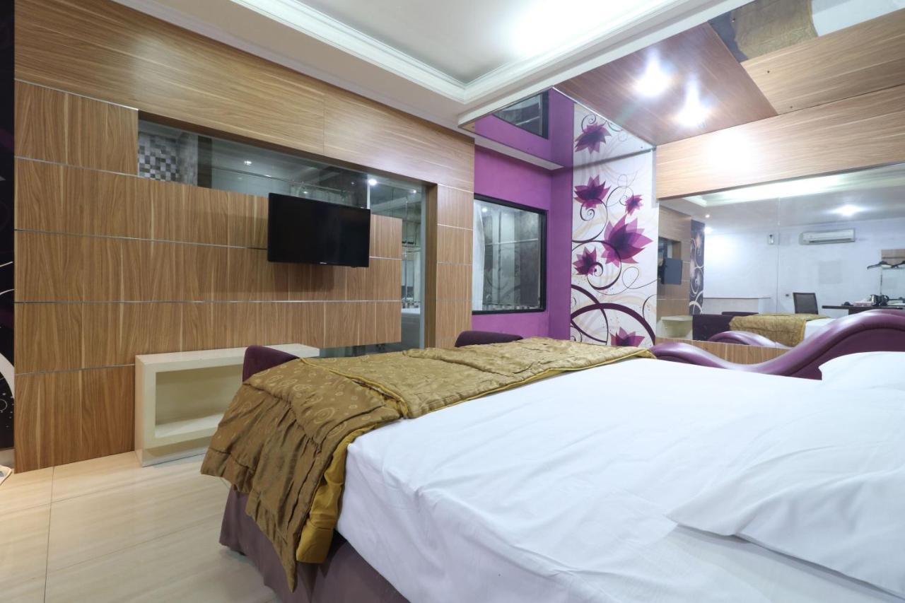 C'One Hotel Pulomas ジャカルタ エクステリア 写真